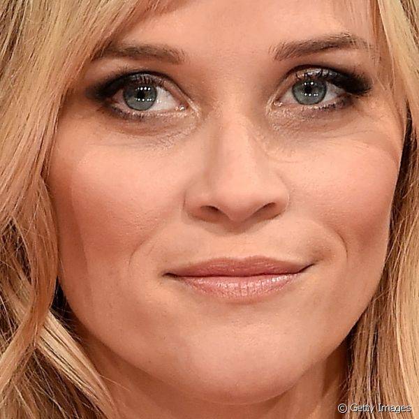 Reese Witherspoon usou a sombra cinza para fazer um discreto esfumado apenas no canto externo dos olhos